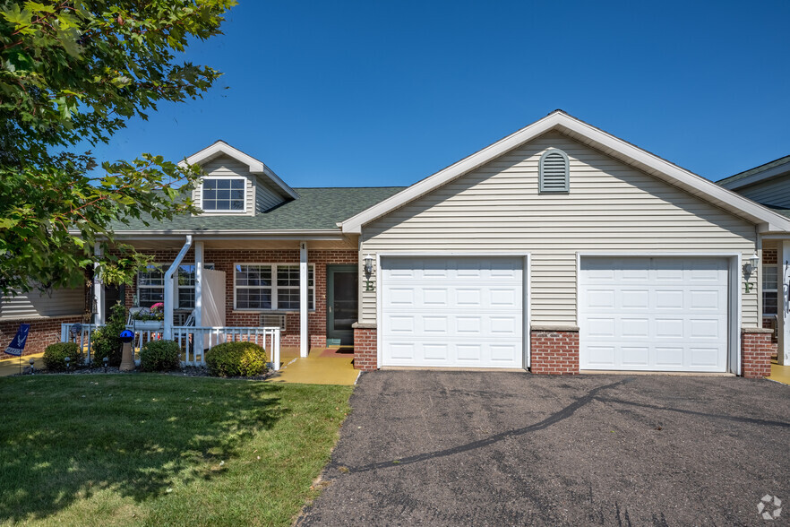 2BR, 1.5BA - 950SF - Entrance - Briarwood Cottages