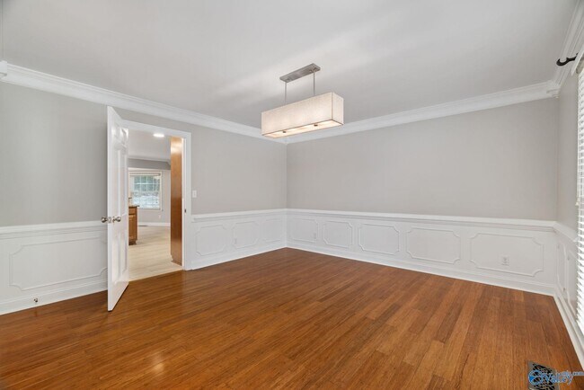 Building Photo - 820 Tannahill Dr SE