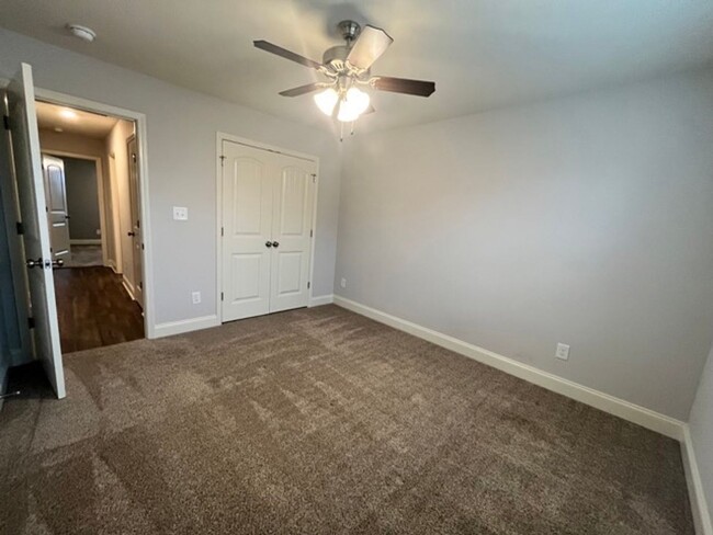 Building Photo - Charming modern 3 bedroom/ 2 bath with office