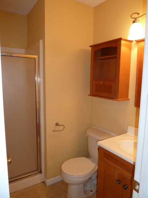 Building Photo - Large updated 4br 3.5ba duplex w/ parking ...