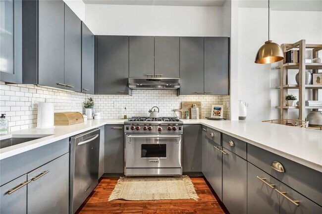 Building Photo - 555 E 5th St