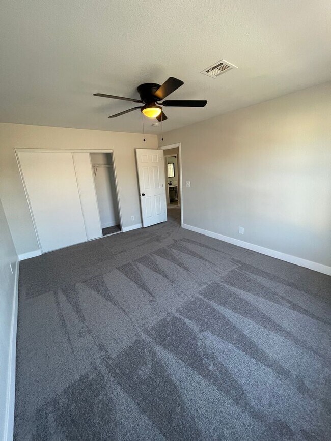 Building Photo - Beautiful 4 bedroom home located in the Sh...