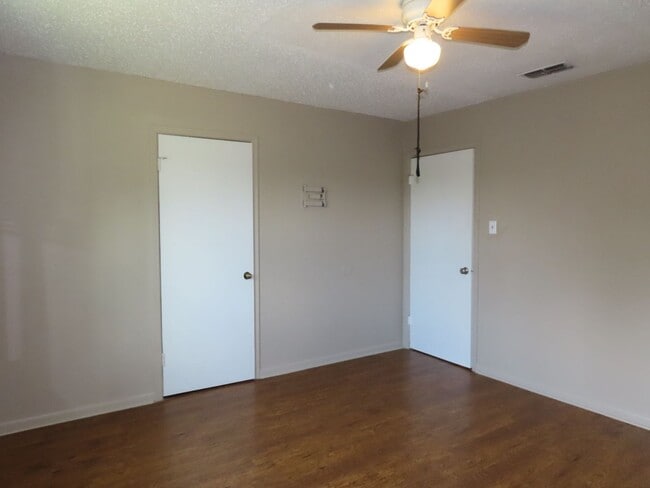 Building Photo - Quaint 2 Bedroom 1.5 Bath in a Country Set...
