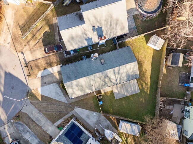 Building Photo - 1012 Danbury Cir