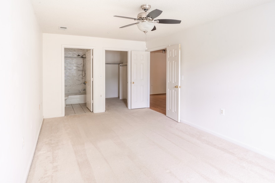 Building Photo - 10024 Vanderbilt Cir