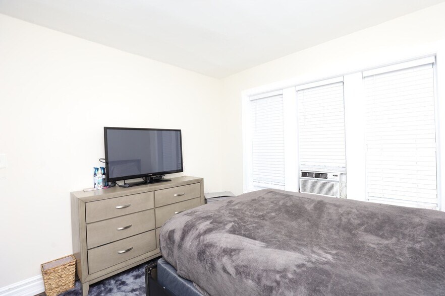 Building Photo - 3823 N Greenview Ave