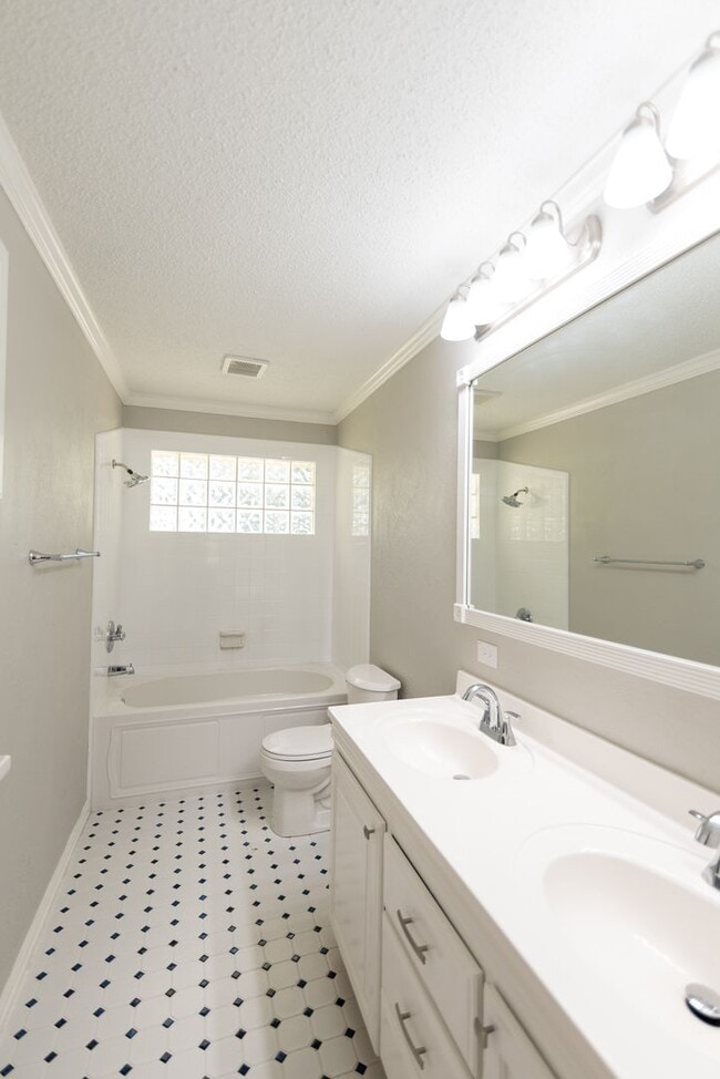 Building Photo - 1825 Courtney Dr