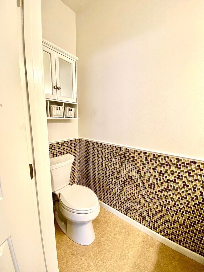 Building Photo - 3 Bedroom 2.5 Bath, 3 Car Garage w/Gorgeous Exterior