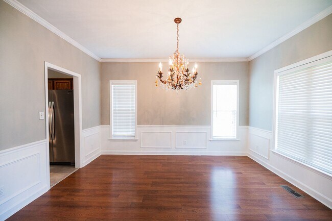 Building Photo - Spacious beautiful 5 bedroom 2.5 bath home...