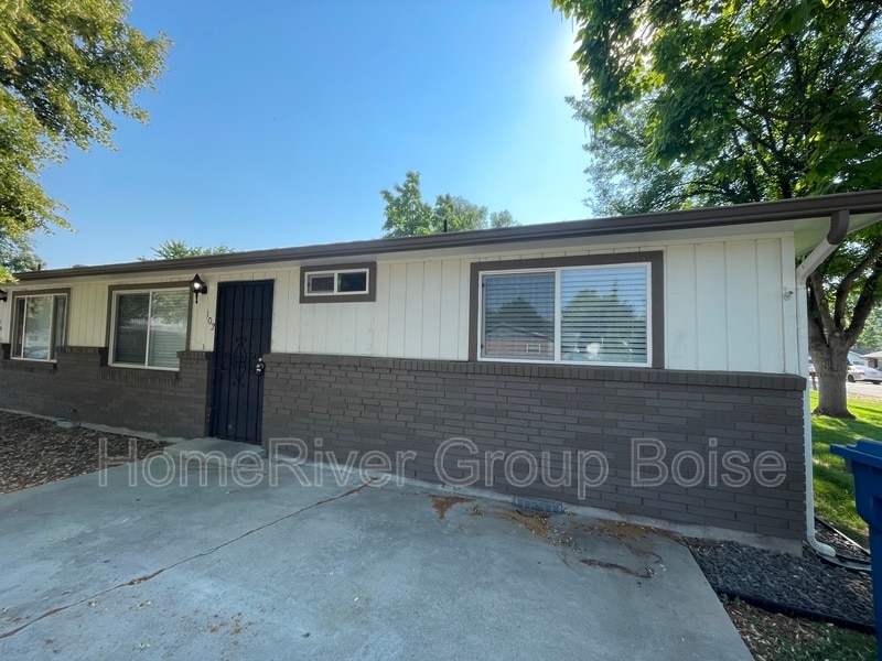 Building Photo - 102 N Homedale Ave