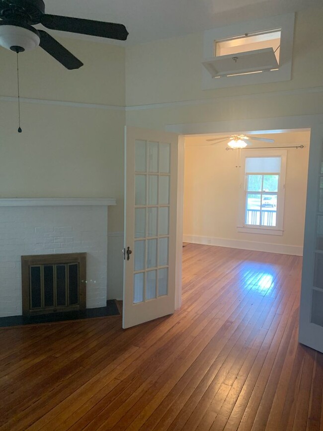 Building Photo - Two bedroom One and 1/2 bath Home in Histo...