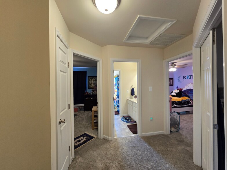 Building Photo - 45652 Tenny Hill St