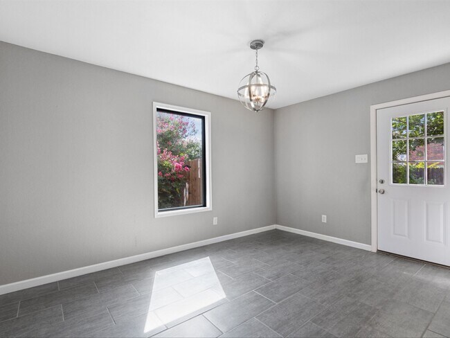 Building Photo - 5304 Los Altos Rd