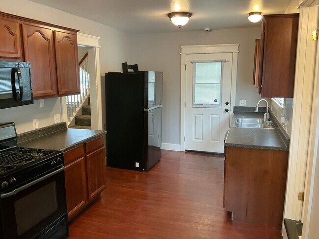 Building Photo - 154 N Shaffer St