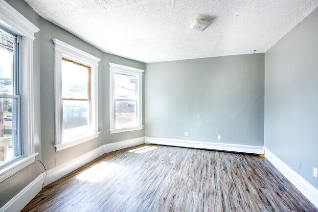 Building Photo - OVERSIZED 3 bedroom 1 bathroom Apartment