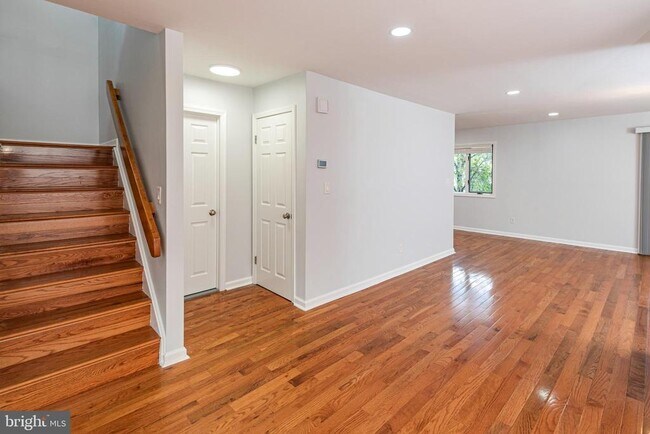 Building Photo - 7 Exeter Ct