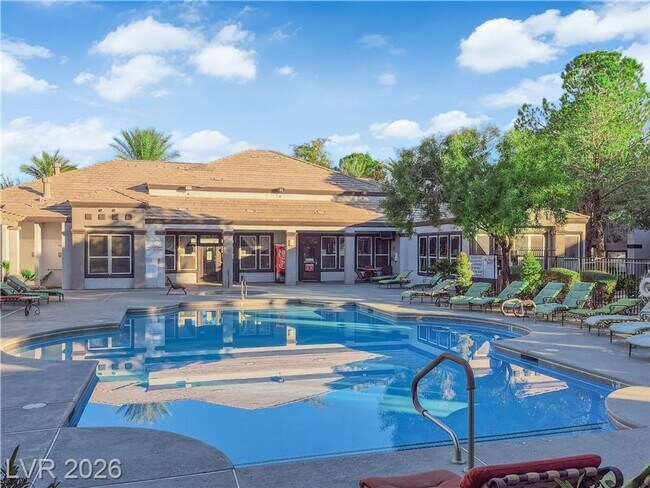 Building Photo - Beautiful 2 bedroom condo with garage!!!