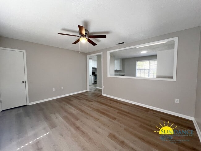 Building Photo - Charming 3 Bedrooms Home in Crestview, a must see at a great price!