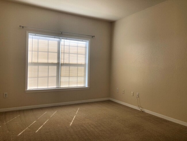 Building Photo - MOVE IN OCTOBER! 3rd floor 3BR/2BA Condo -...