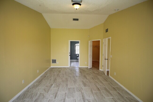 Building Photo - 709 Rostock Cir NW