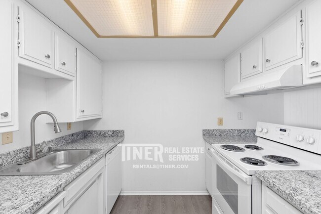 Building Photo - Charming Carmichael Duplex with Water Sewe...