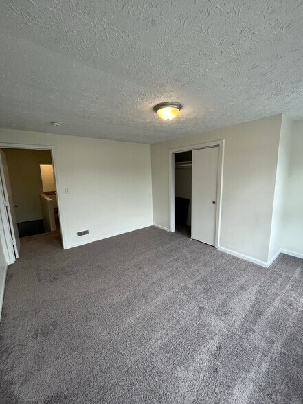 Building Photo - 565 E Deshler Ave