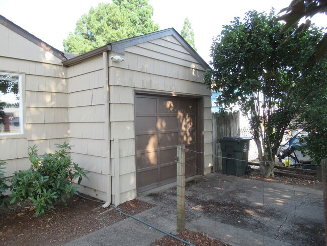 Building Photo - Totally Remodeled 2 Bedroom