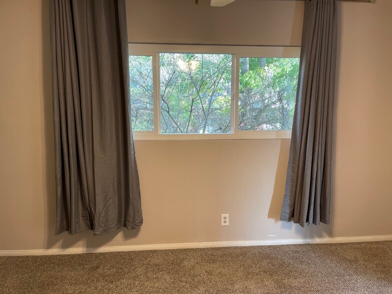 Bedroom - 2328 N Beachwood Dr