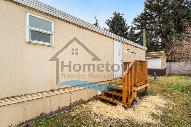 Building Photo - 2 Bedroom 1 Bath Home with Off-Street Park...