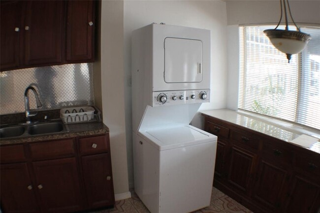 Building Photo - 7014 Fairway Dr