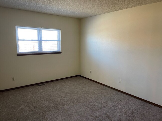 Building Photo - 4 Bedroom Rancher