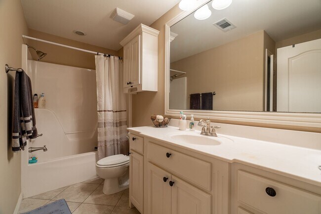 Building Photo - Furnished beautiful 4bd/2.5bth home located in the Clabber Creek Subdivision!! Open to various le...