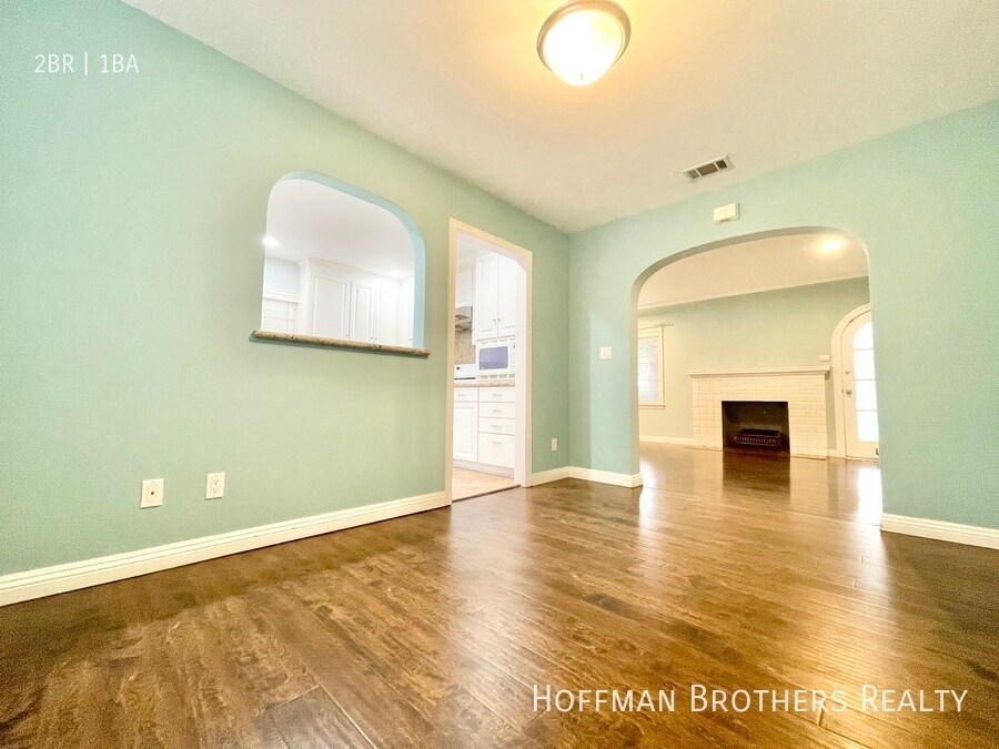 Building Photo - 806 N Las Palmas Ave