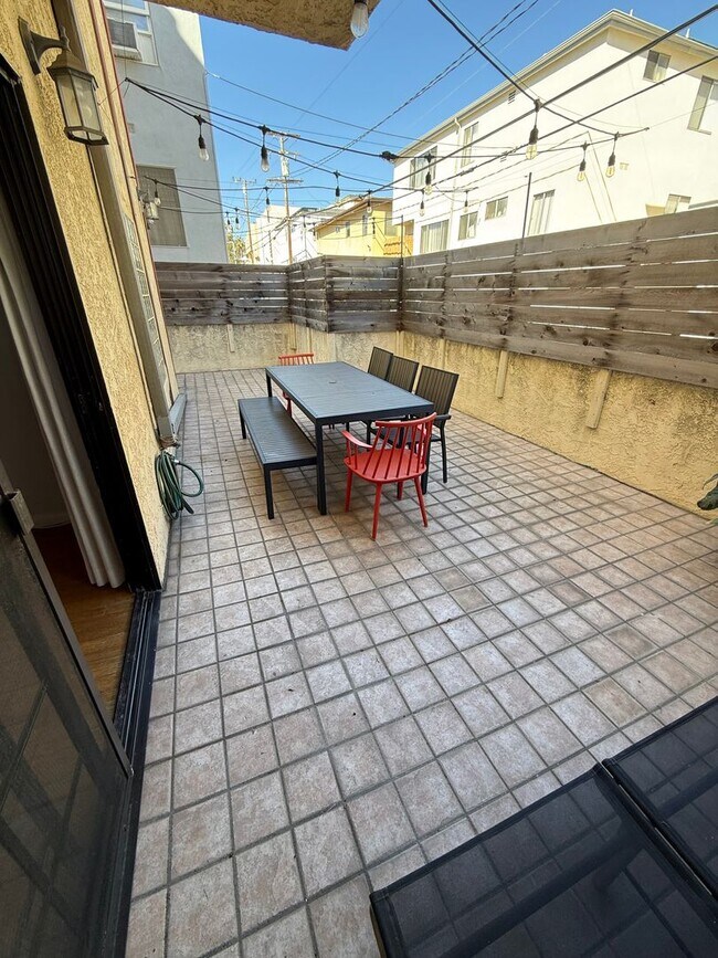 Building Photo - Upgraded 2 Bedroom Condo in Ideal Santa Mo...