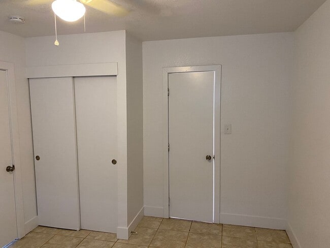 Building Photo - One story one bedroom Duplex Apartment, All Tile Floors!!! All Appliances!! Big back yard!! Recen...