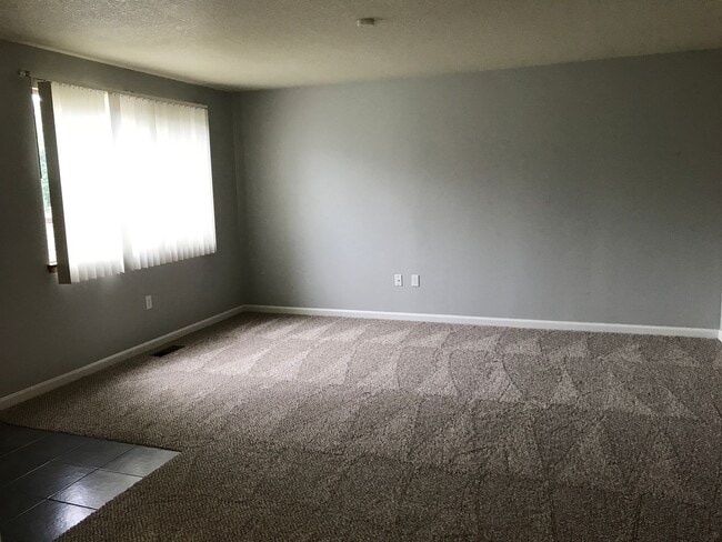 Building Photo - Spacious 3 bdrm/1.5 bath, Garage, Fenced Backyard in Brentwood-Darlington!