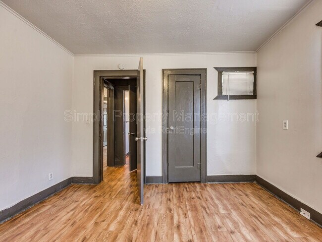 Building Photo - 2357 W Park Pl