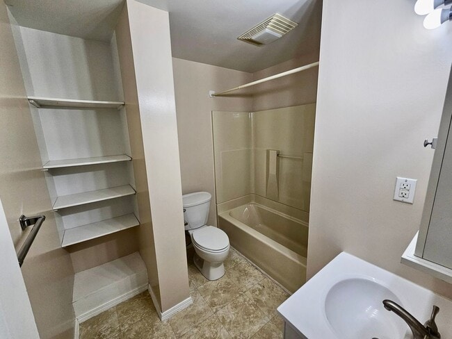 Building Photo - Second Floor 2 BED/1 BATH Apartment