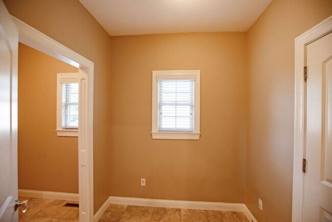 Building Photo - 3 Bed (with 4th bed potential downstairs),...