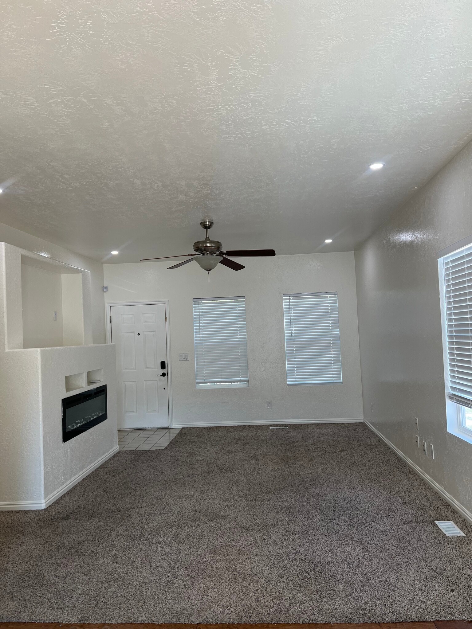 Building Photo - 4146 NE Pinion Cir