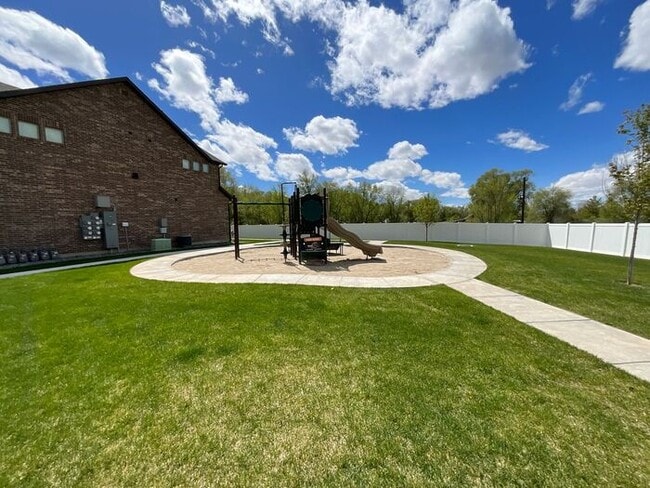 Building Photo - 2 bedroom 2 1/2 bath townhouse