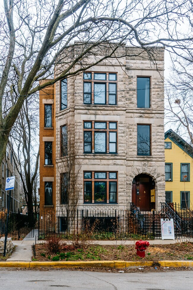 Victorian living - 2128 W Evergreen Ave