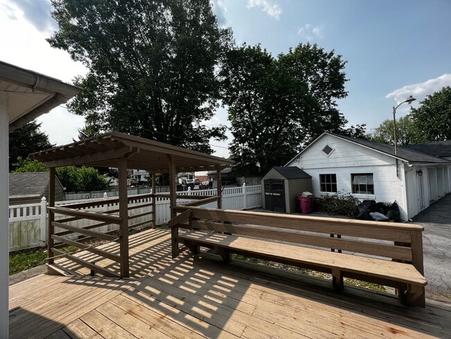 Building Photo - Beautiful 4 Bedroom 1.5 Bath in Marietta !