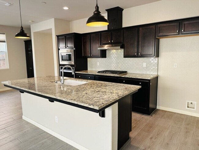 Building Photo - $2,295 Fowler & Belmont, 3 Bed - E. Peruna Way, Fresno - Gated Community & Pool