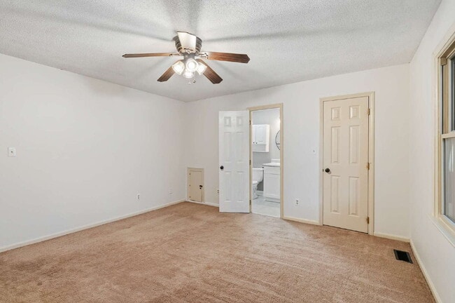 Building Photo - 3-Bed Spacious End Unit Townhouse