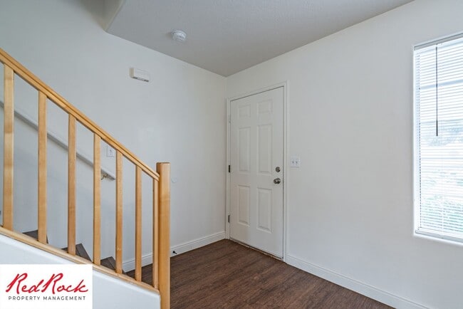 Building Photo - 2 Bedroom Townhome Available