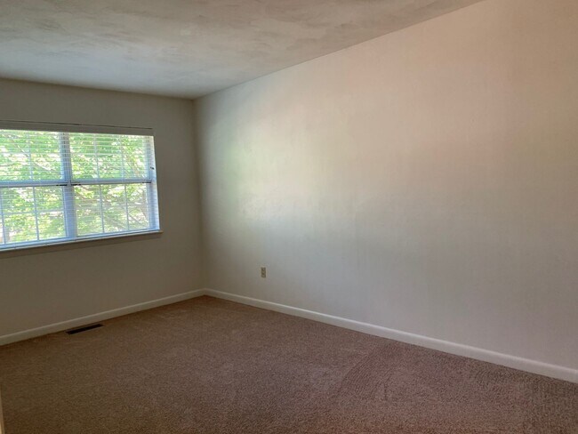 Building Photo - 2 Bedroom 1.5 Bath Townhouse