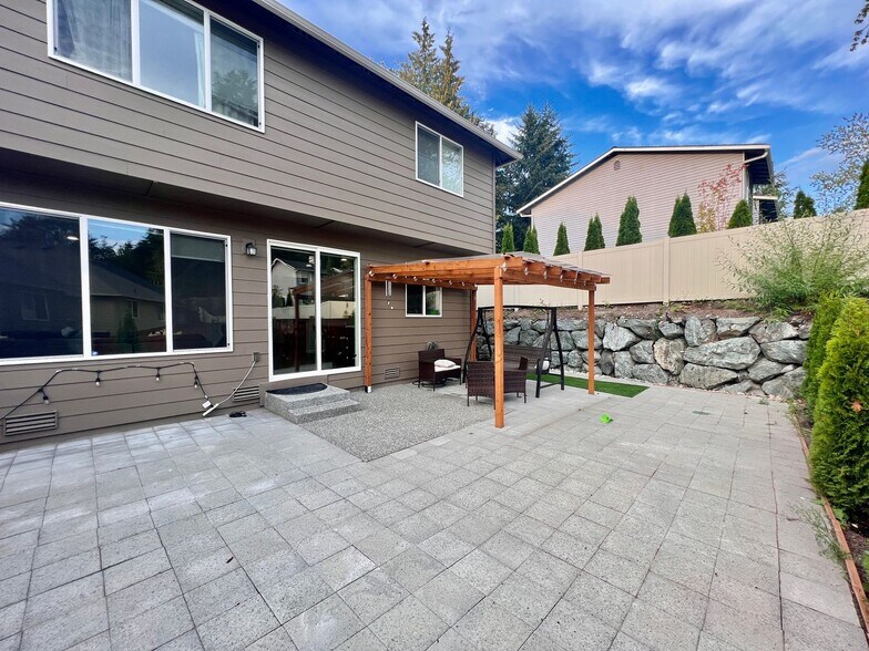 Building Photo - Beautiful Bothell Home!