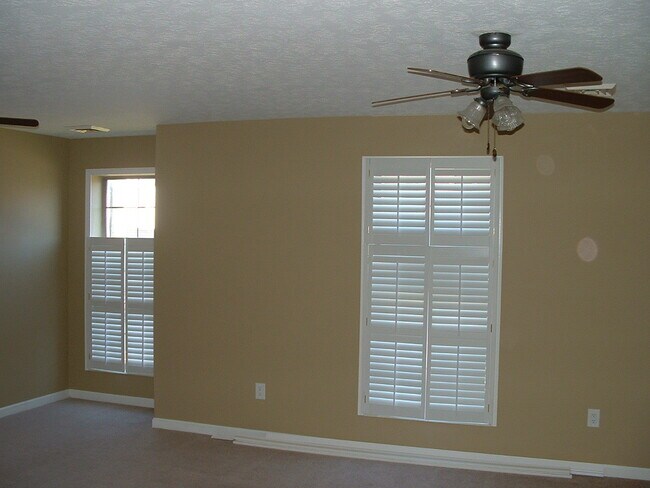 Building Photo - 3 Bed Condo $999 Per BR! (Was $1,490)