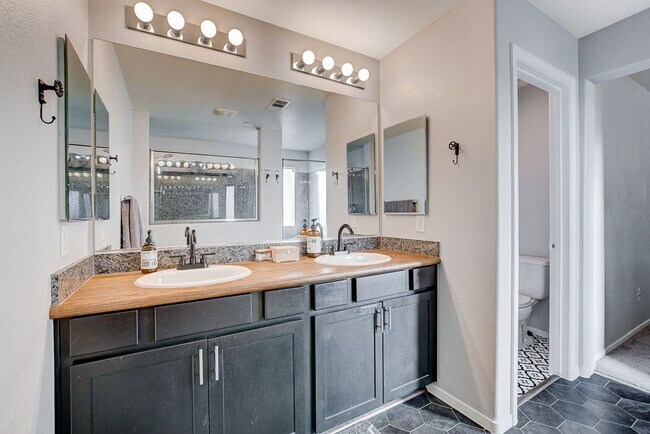Building Photo - Stunning 3 Bed Home with Loft, Den & Upgraded Kitchen